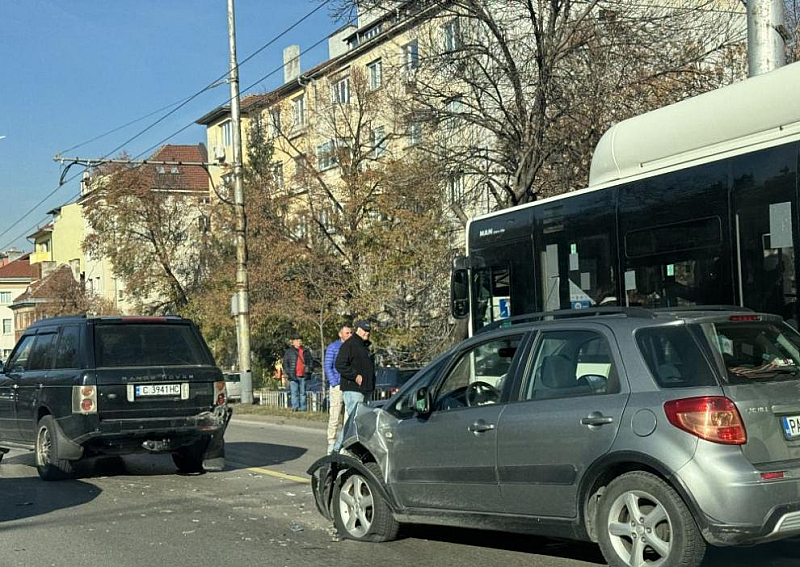 Катастрофа между джип кола и автобус на градския транспорт затруднява