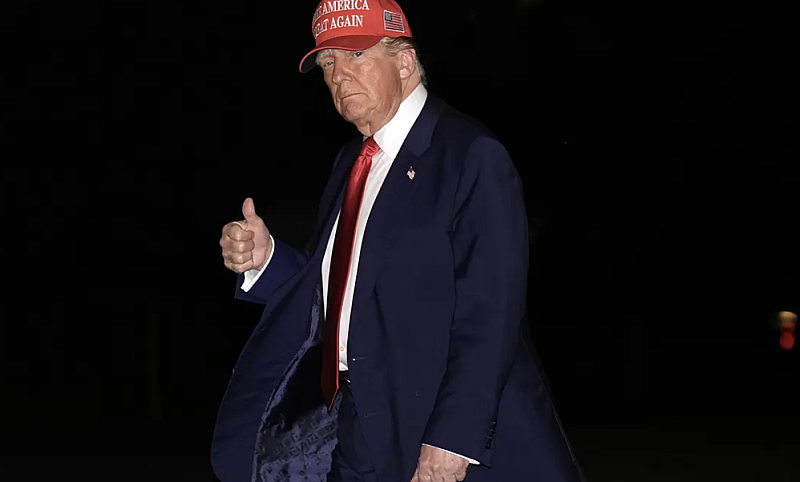 Изображението изглежда генерирано с помощта на изкуствен интелект  На него Тръмп