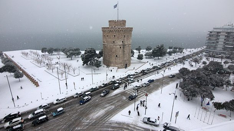 Сняг блокира десетки коли по пътя към ски курорта Арахова