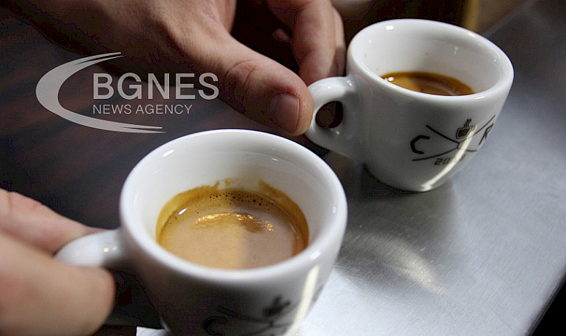 Горчиво кафе пият от днес клиентите на гръцките заведения, казаха