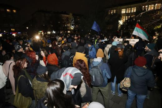 Полицията съобщи че е идентифицирала 22 непълнолетни и двама малолетни