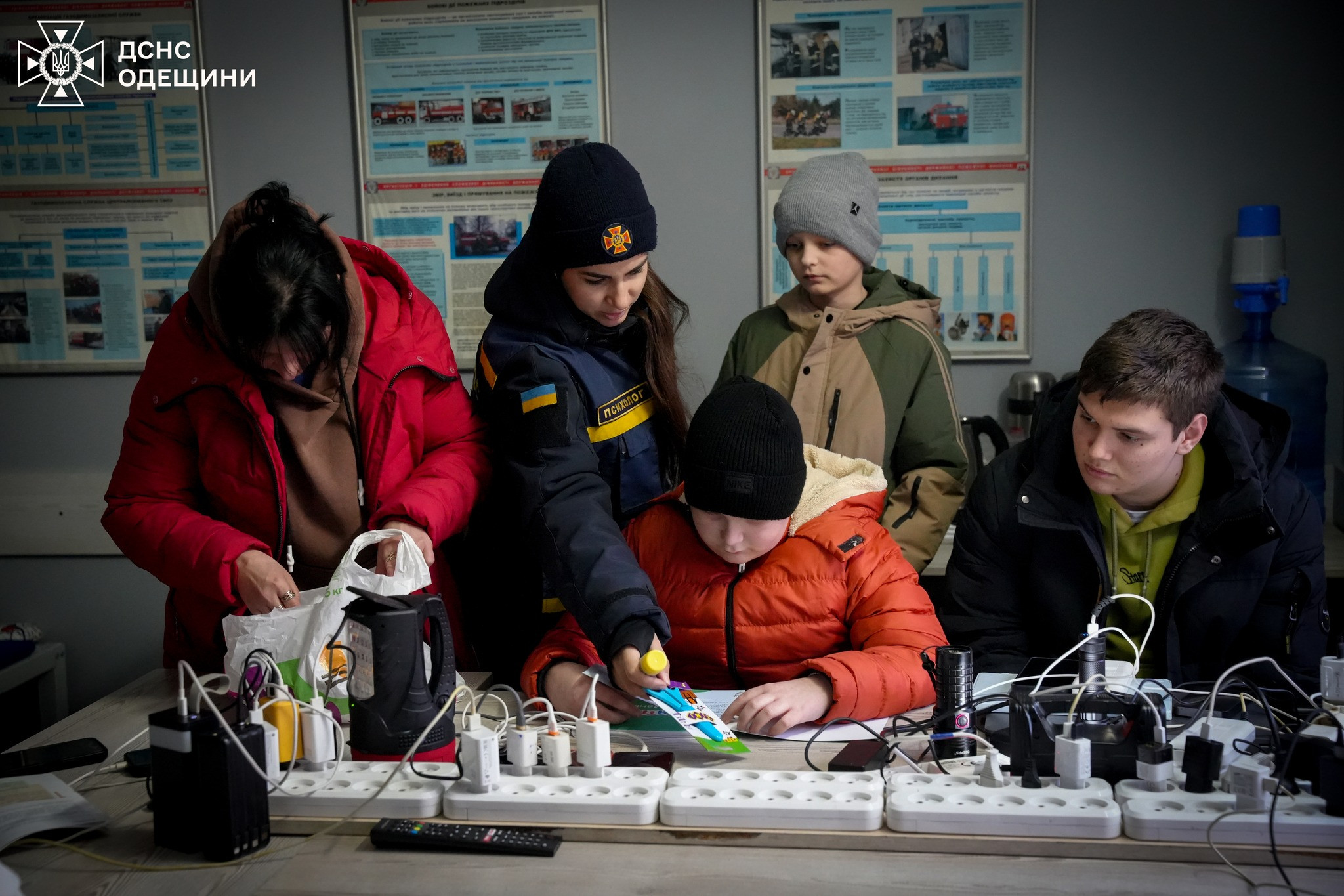 При ударите са нанесени щети по прозорците на девететажен жилищен