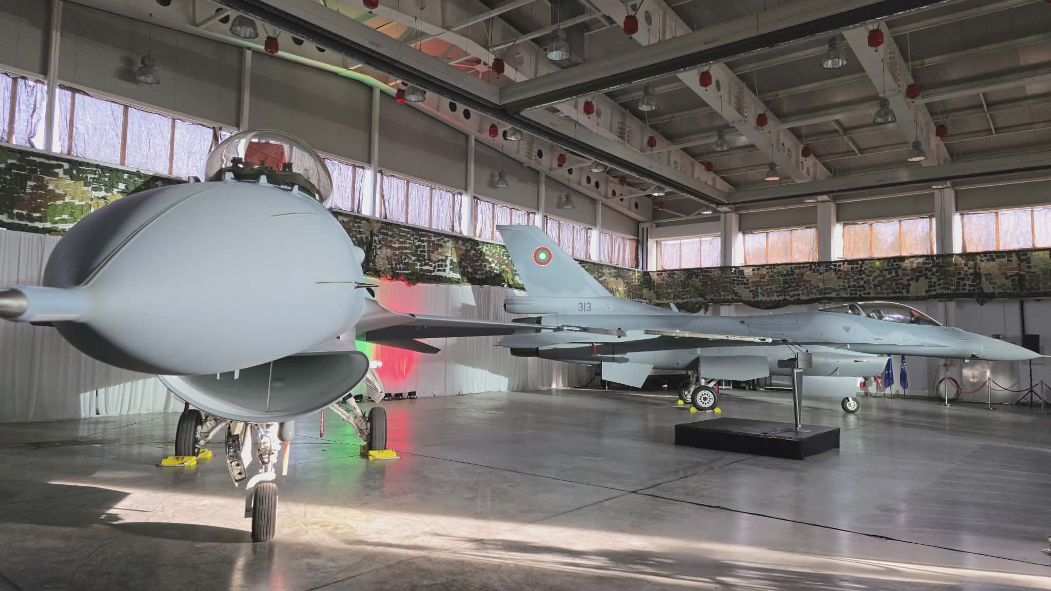 Сред официалните гости бяха вицепремиерите в оставка Томислав Дончев и