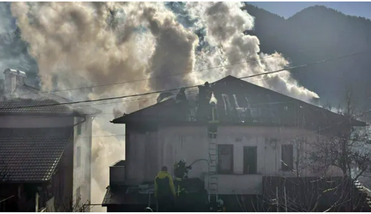 Пожар в Смолян Пострадал мъж и щети по жилищна сградаПожар