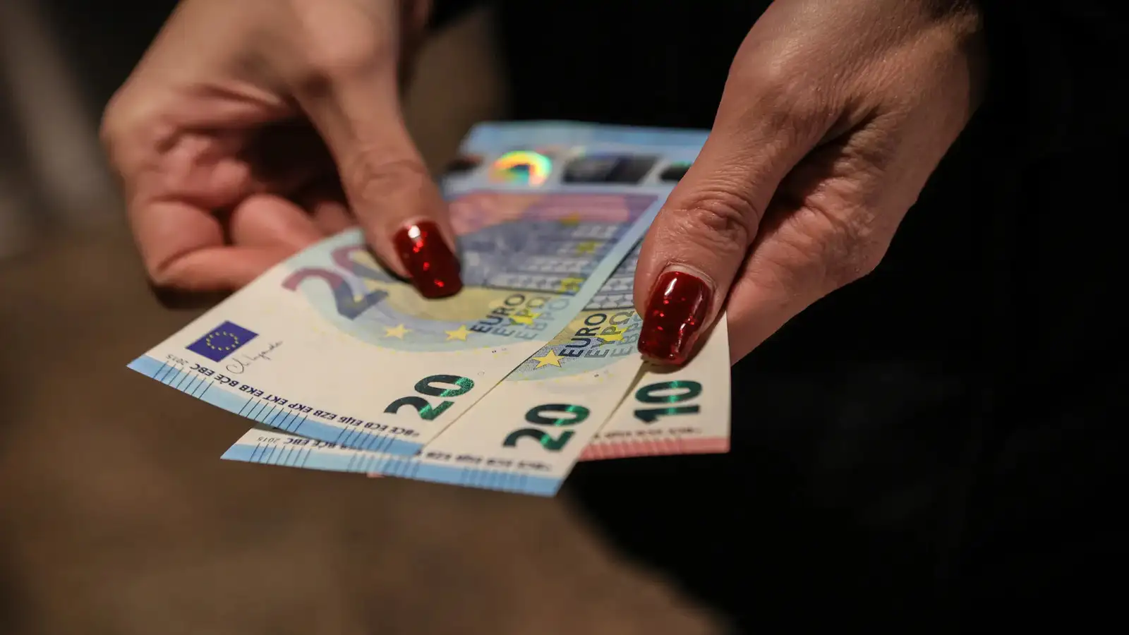 Очакване за улеснениеВ Перник 73 годишният Антон Теофилов търговец на