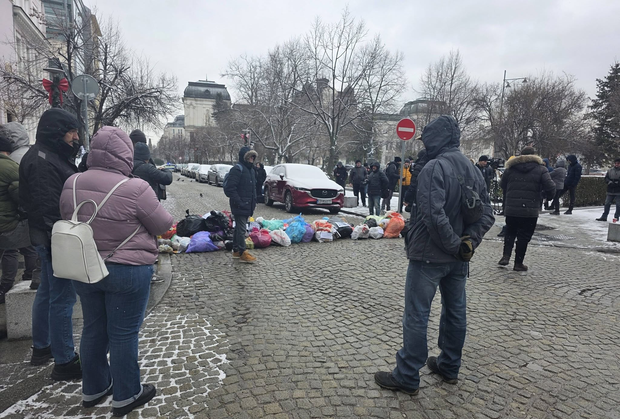 Протестиращите подредиха пред входа чували с отпадъци върху които бяха