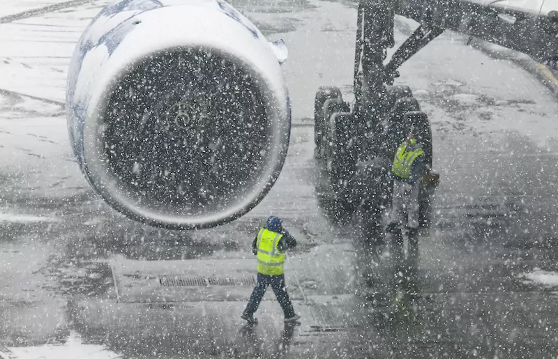 Говорител на летището във Виена съобщи че върху пистите се