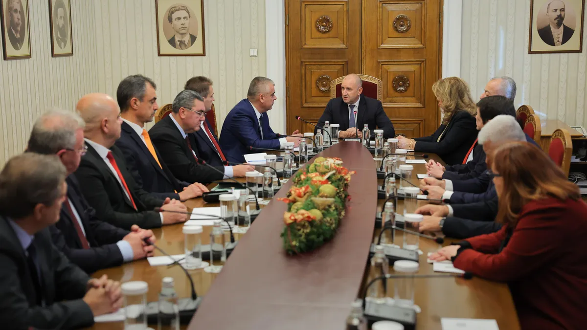 По Конституция държавният глава е длъжен да даде първия мандат