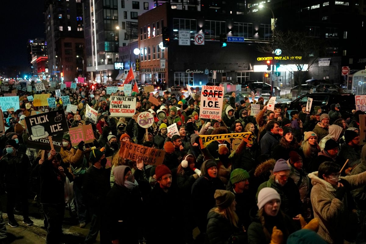 В сряда вечерта улицата около мястото на стрелбата беше изпълнена