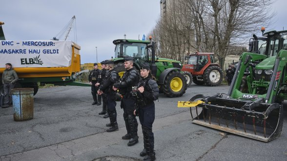 Недоволството е насочено срещу подписаното споразумение което предвижда създаването на