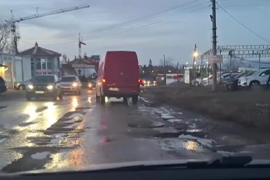 Заради неравностите движението в участъка е силно затруднено Автомобилите се