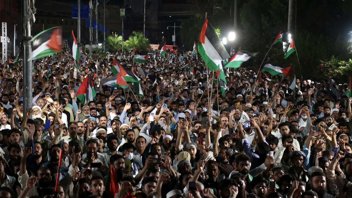 Този път обаче хората излизат заради инфлацията срива на иранския