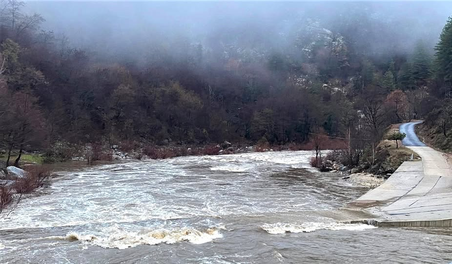 Придошлите води заляха железобетонния мост край село Китница който се