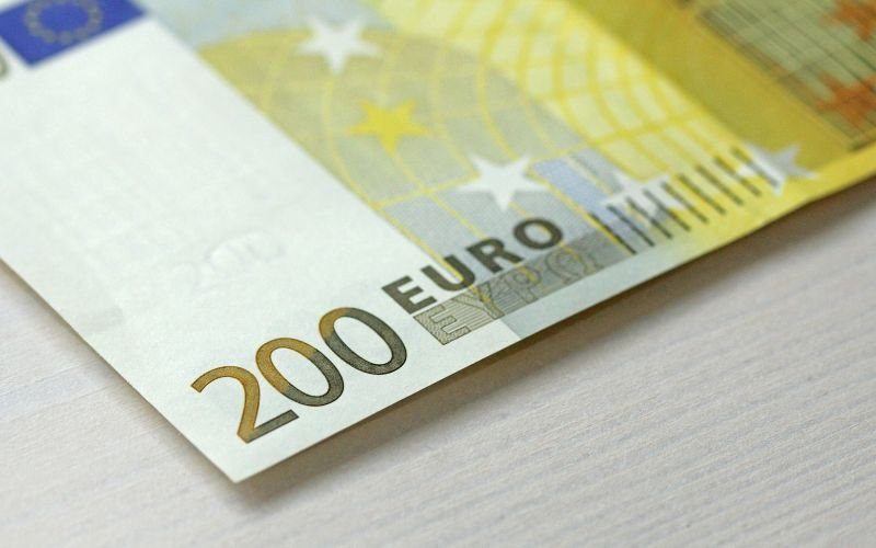 От централната банка уточняват че съществуват две серии евробанкноти Първата