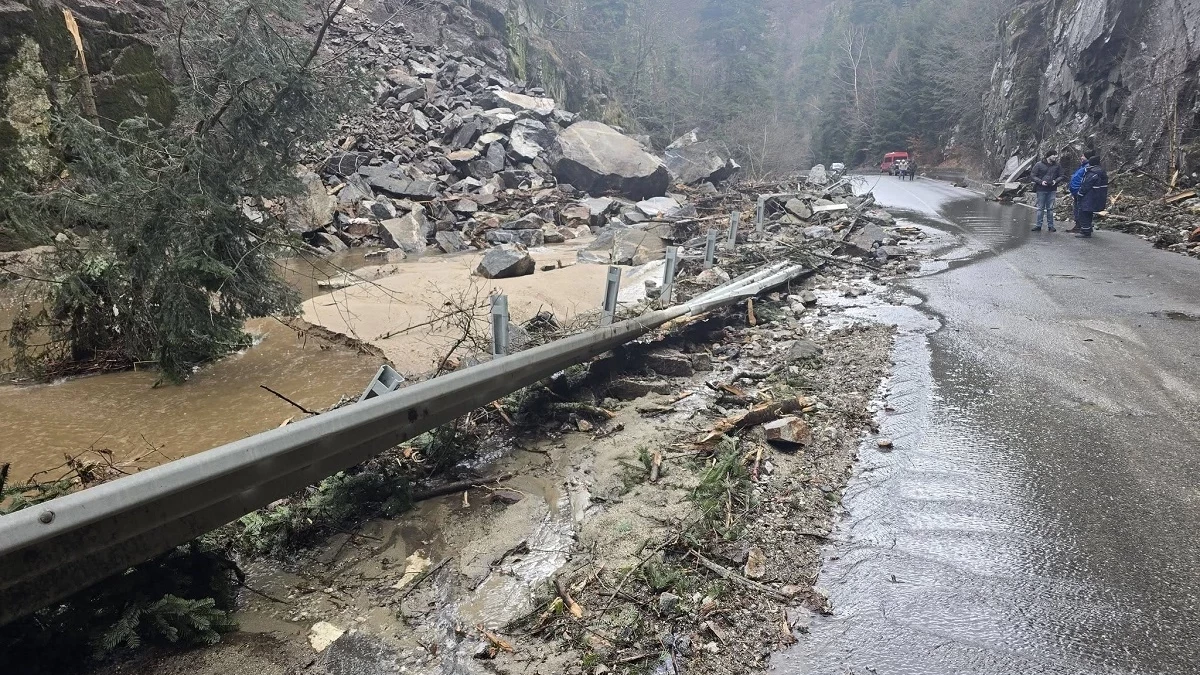 Пътят е непроходим обходът е през БатакПътят Велинград–Сърница е напълно