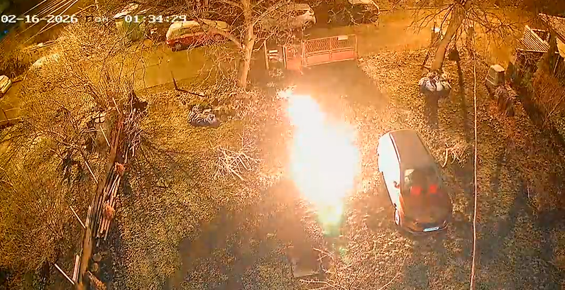 Палежът е извършен през нощта докато Попов и семейството му