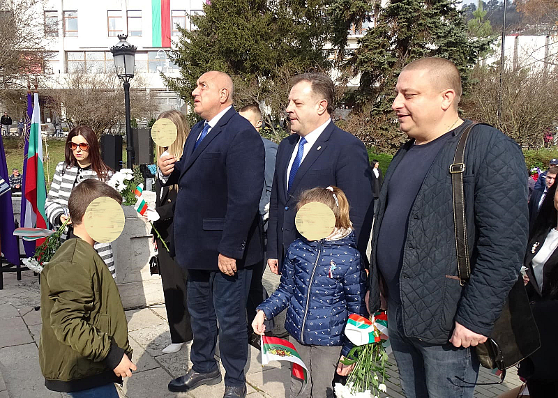 Във Велико Търново където поднесе цветя пред паметника Майка България