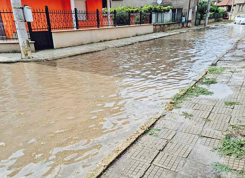 В Лом Луковит и Плевен улиците се превърнаха в реки