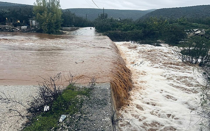 Според Катимерини проливните валежи са наводнили Атика южната и източната