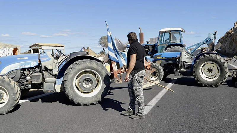 Фермери успяха да пробият полицейския кордон и да навлязат на