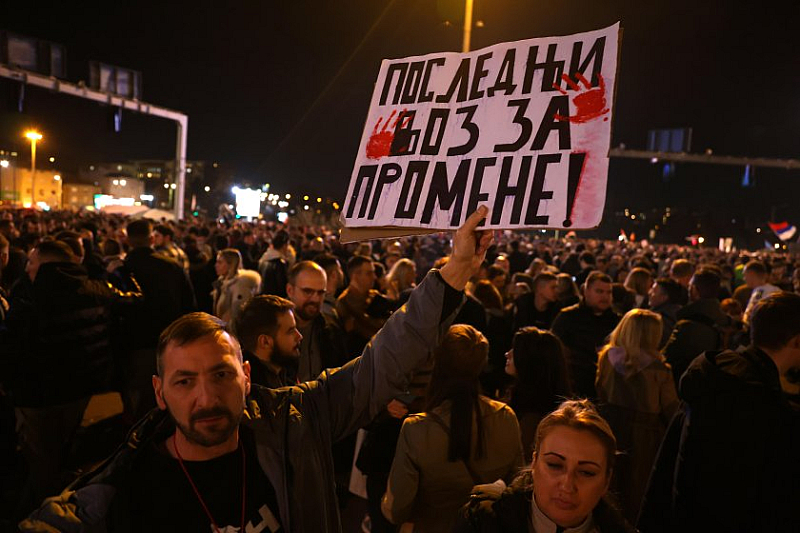 Тези процедурни въпроси засега не отклоняват вниманието на протестиращите срещу