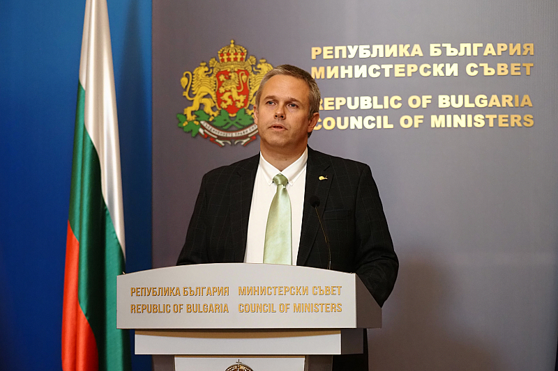 Министър Йоловски подчерта че двамата с вицепремиера с Мария Габриел