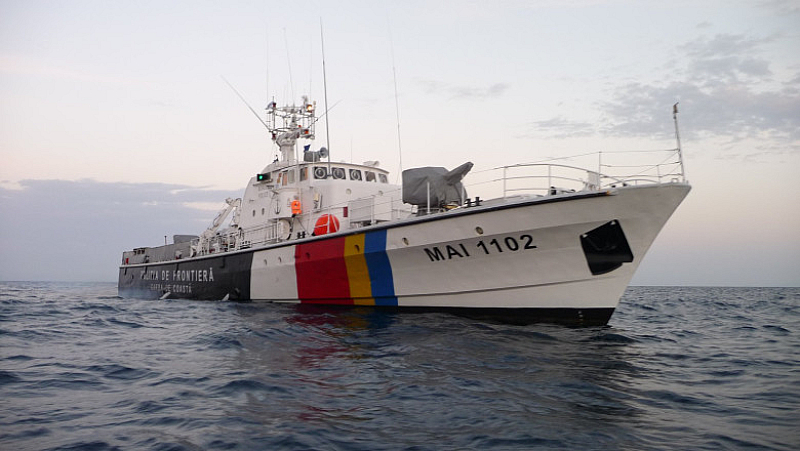 Те уточниха че в района се намират плавателни средства на