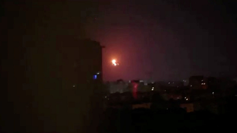 Падащи отломки от свален руски дрон предизвикаха пожар в киевския