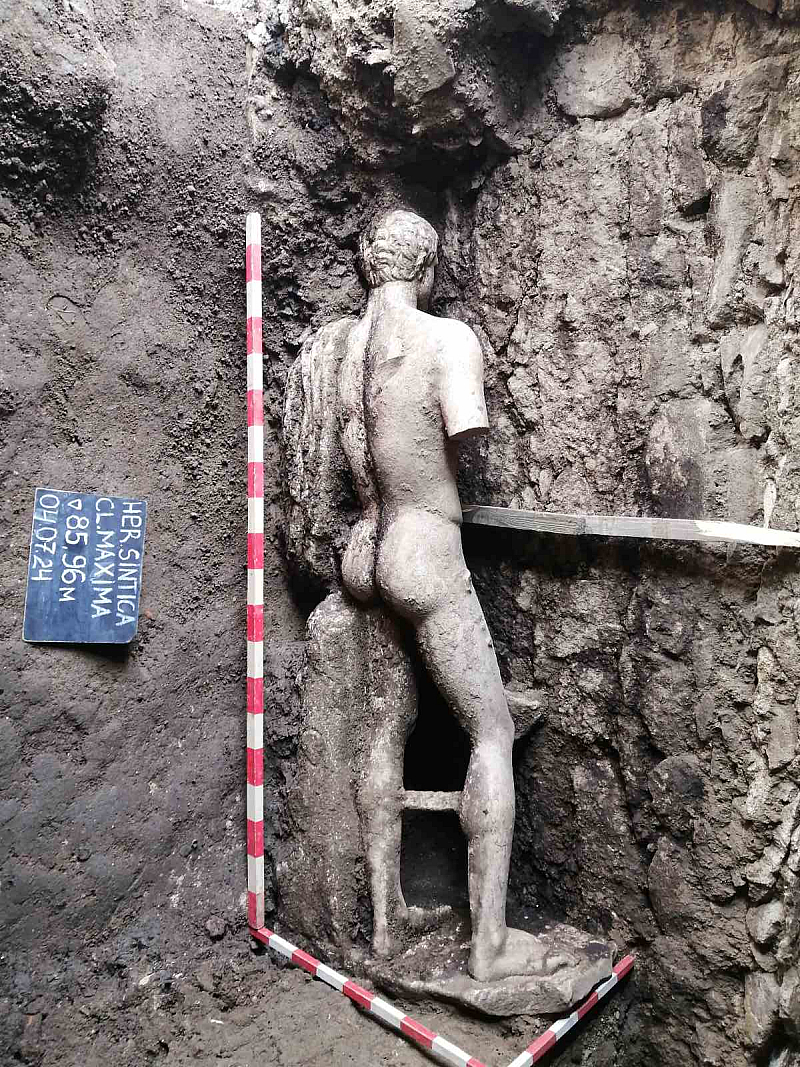 Статуята преживява тежко земетресение На мястото на разкопките са намирани
