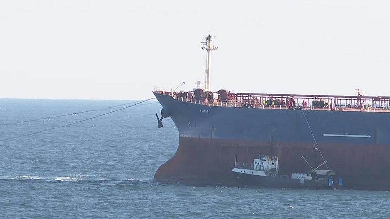 В продължение на близо 10 дни 275 метровият танкер стоя