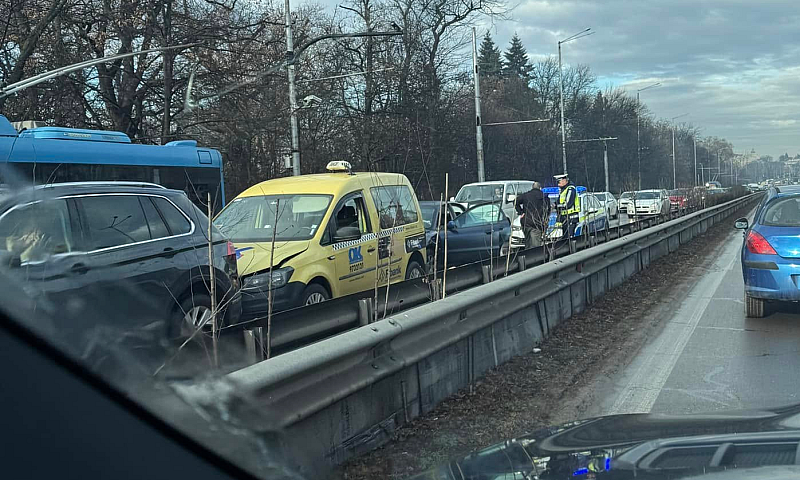 Ударили са се три коли включително такси Няма пострадали Нанесени