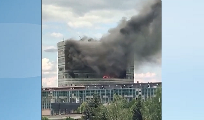 Според информацията от сградата се издигал стълб черен дим а