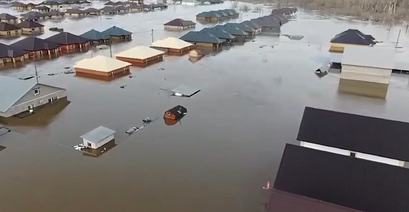 Още около 1000 къщи са били наводнени в руския град