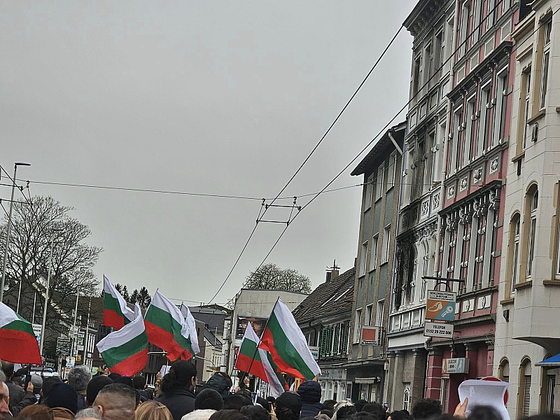 Над 700 души излязоха на траурно шествие в Солинген в
