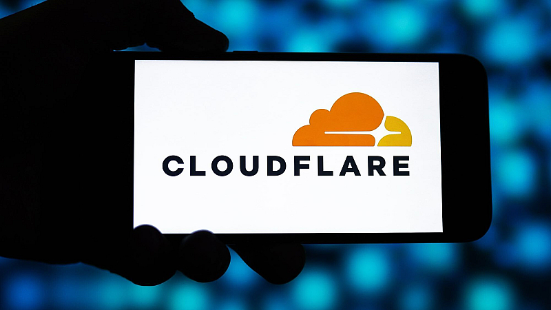 Малко след 9 00 ч британско време Cloudflare съобщи че