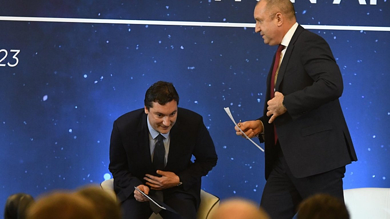 Фейсбук се напълни с техни картички и поздравления Сякаш не