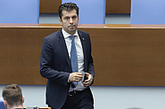 Кирил Петков хвърли двойна оставка
