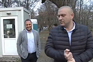 Само във Фрог: Полицейски шеф се хили, докато се говори за убийство, хвърля „мигачи“ към журналисти/ки /видео/