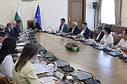 Засипаха с критики премиера заради мерките за пътна безопасност