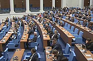 Парламентът почете Любен Дилов-син. Спорове за пенсиите и партийните субсидии