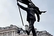 Банкси провокира Лондон с нова статуя на площада Ватерло