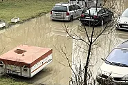 Теч на питейна вода наводни десетки автомобили в столичния кв. „Лагера“