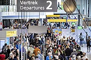 Снегът спря трафика: 450 отменени полета на летище Схипхол