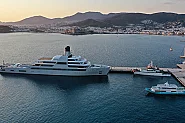 Луксозни яхти за поне 100 млн. долара изгоряха в турски курорт