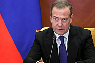 Русия може да удари превантивно Запада, бълнува Медведев