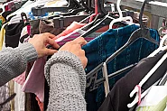Търсенето на дрехи втора употреба нараства в САЩ: Защо се случва това?