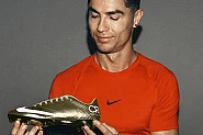След Air Jordan идва CR7? Историята зад златните бутонки на Роналдо