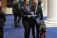 За първи път! Куче-водач в парламента