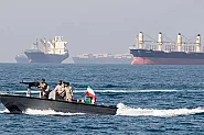 Флотилии малки лодки: Иран сменя тактиката в Ормузкия проток