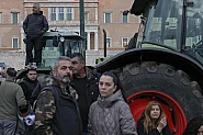 Гръцките фермери изкараха цялата нощ пред парламента в Атина